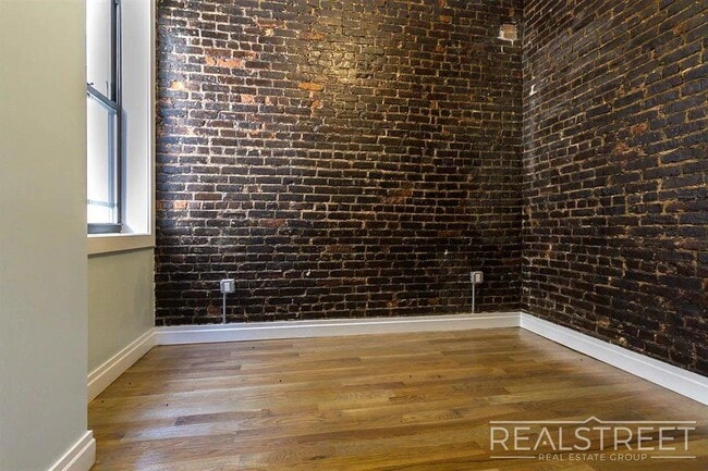 Building Photo - Sunny 3-Bedroom | 1.5 Bath in Prime Ridgewood – Steps to M & L Trains!