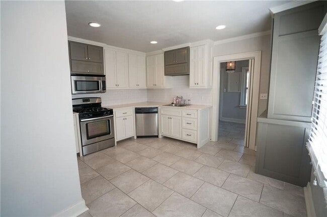 Building Photo - Home in Crestwood + Near Plaza + 3 bedrooms + 2 bathrooms