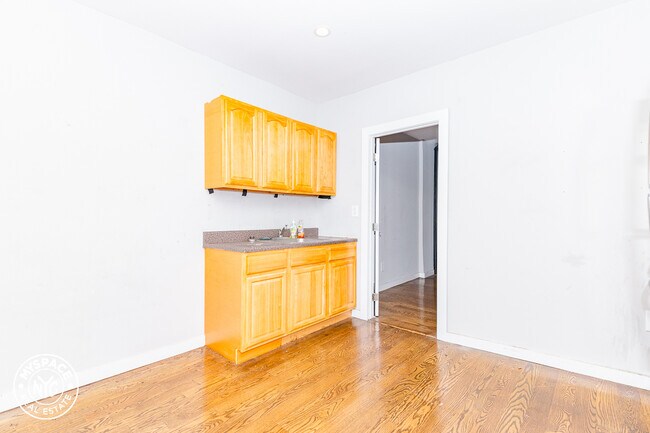Building Photo - 1324 Halsey St