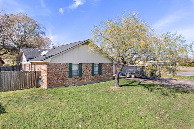 Foto del edificio - FALL 2026 PRE-LEASE! Amazing Location for ...