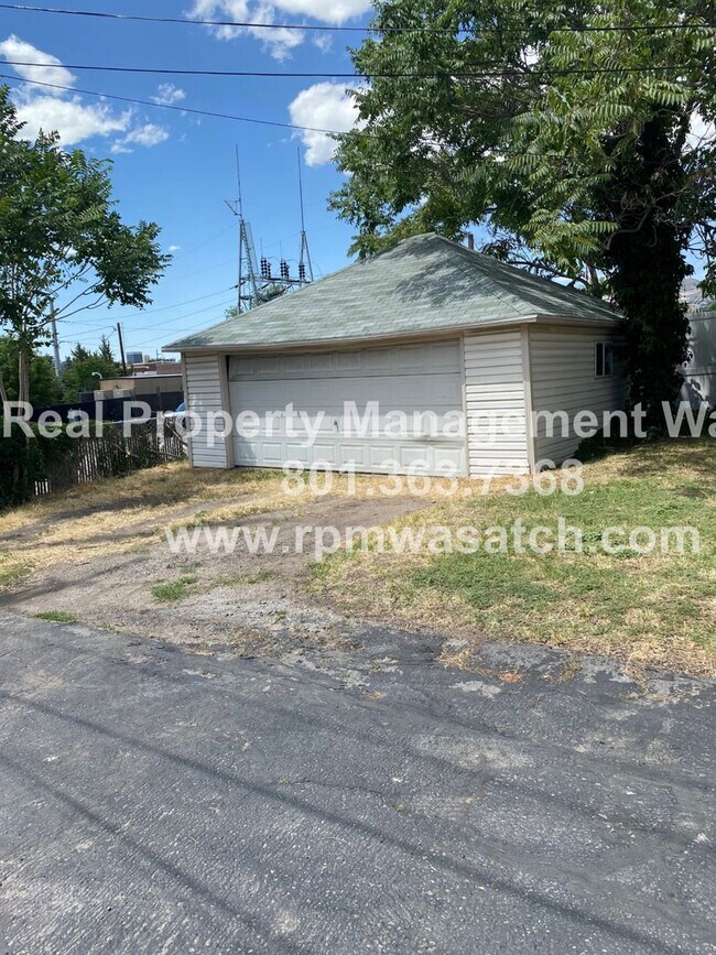 Building Photo - Come See This 4 Bedroom 1.5 bathroom single family home!!