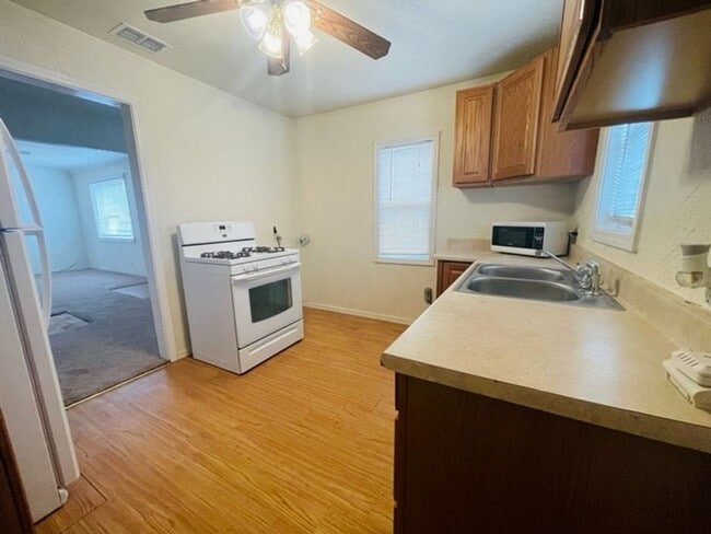 Foto del edificio - 1002 W Deming St