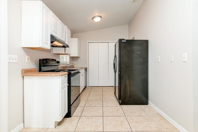 Building Photo - RENT NOW and receive the rest of NOVEMBER ...