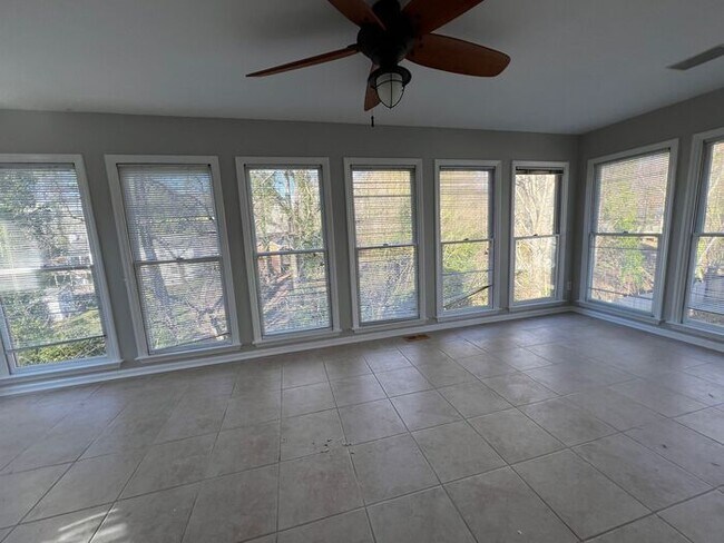 Foto del edificio - Wonderful 3 Bedroom Split Level Home In Sa...