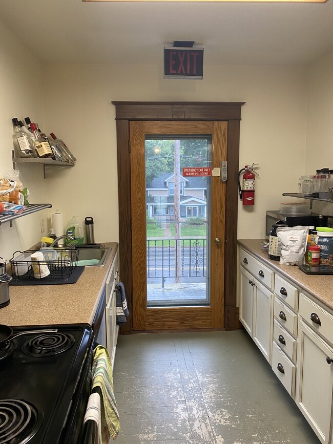 Building Photo - Spacious top floor 4 bed 1 bath by UWEC!
