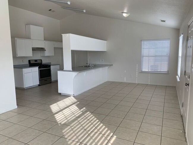 Building Photo - Aparment home available on Santa Fe!