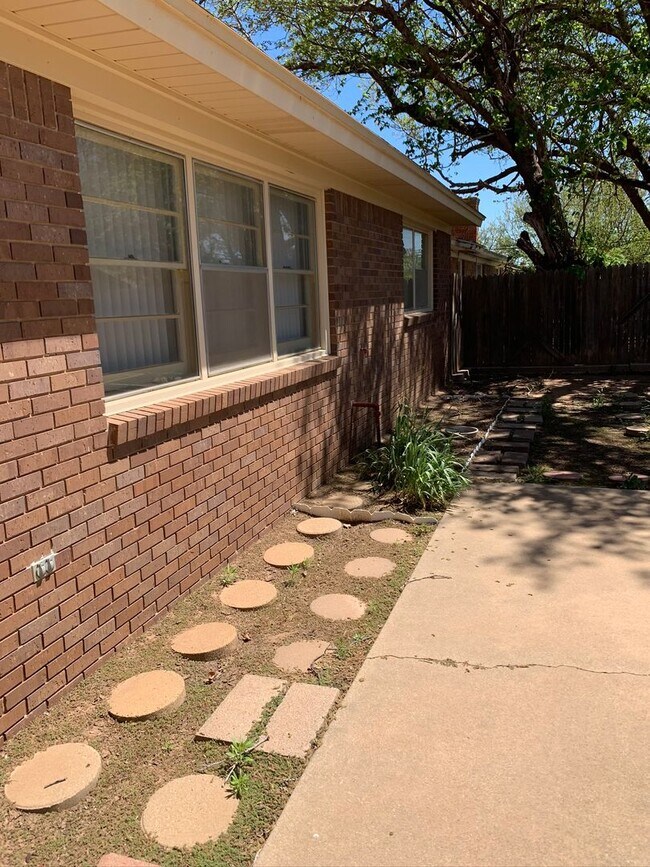 Building Photo - Taking Applications now. Beautiful 4/2/2 B...