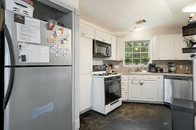 Building Photo - 1811 W 39th St