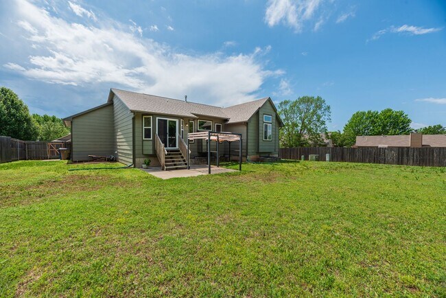 Building Photo - Beautiful 4 Bed 3 Bath In Prestigious Derb...