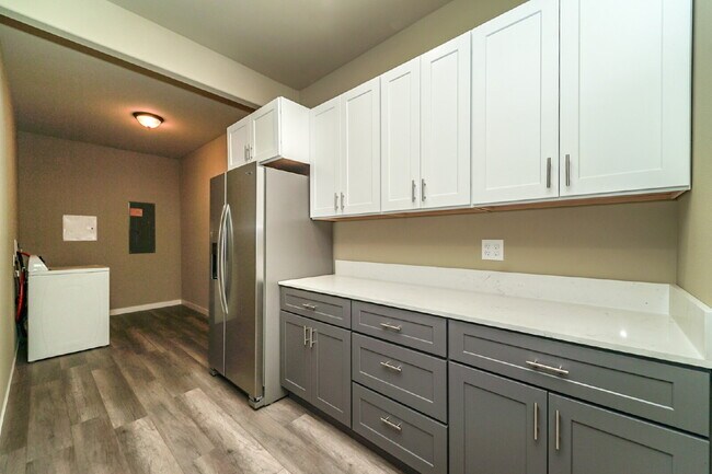 Building Photo - Kent Duplex LOWER Unit with Huge Yard & Private Feel