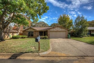 Building Photo - 2717 Lucas Dr