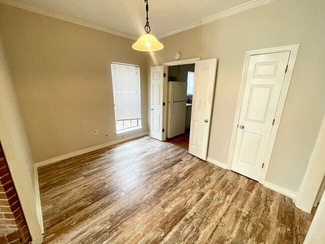 Building Photo - 2 Bed/2 Bath for Rent!