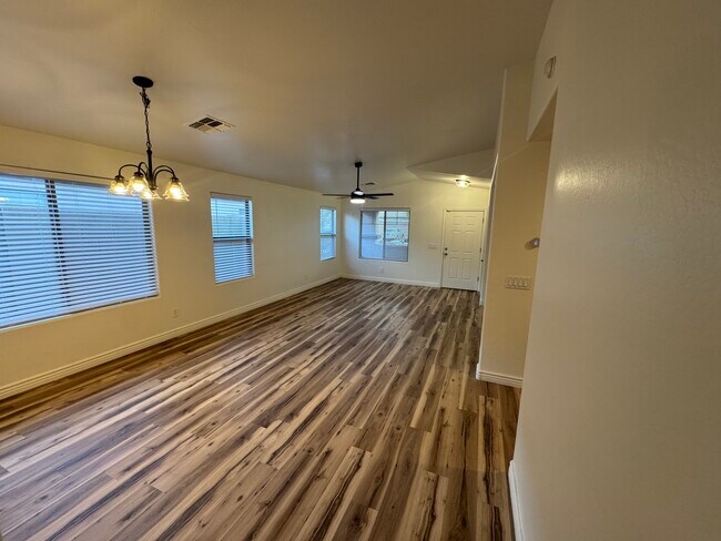 Foto del edificio - 2432 W Tamarisk Ave