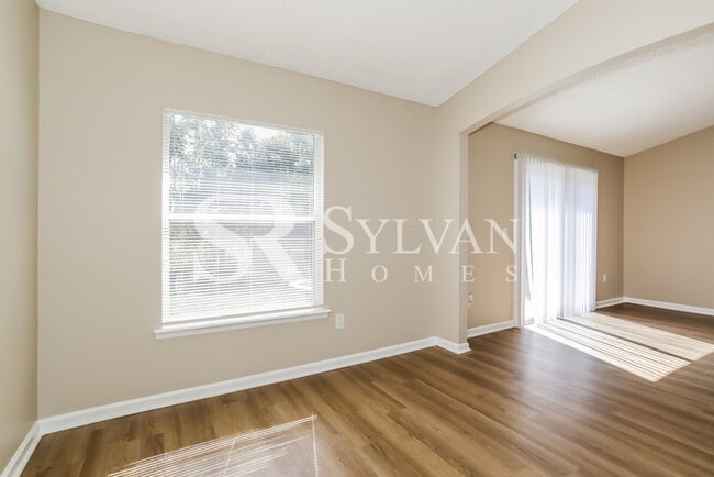 Building Photo - This 3-bedroom 2 bathroom is perfect and m...