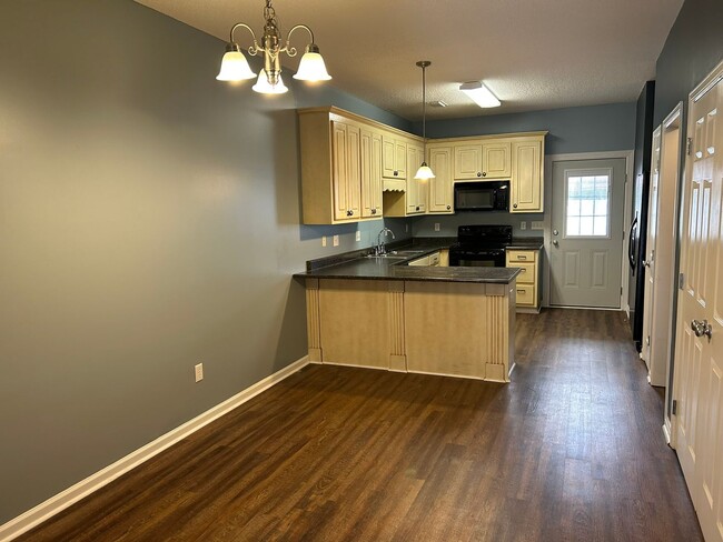 Building Photo - Cozy 3 Bed 2 Bath Home! Available August!