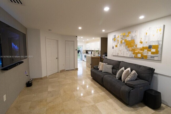 Foto del edificio - 5775 NW 109th Ave