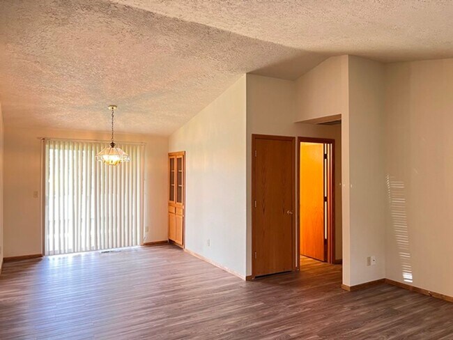 Building Photo - 3Bd/2Ba Single Story House - Available to ...