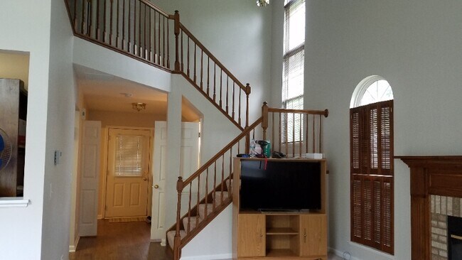 Building Photo - 1061 Woodhill Ct