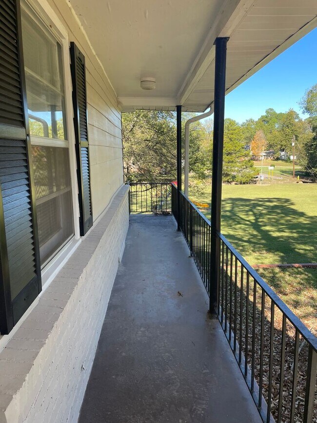 Foto del edificio - ** Beautiful 3 bed 2 bath located in forest hills ** Call our self showing number to schedule a t...