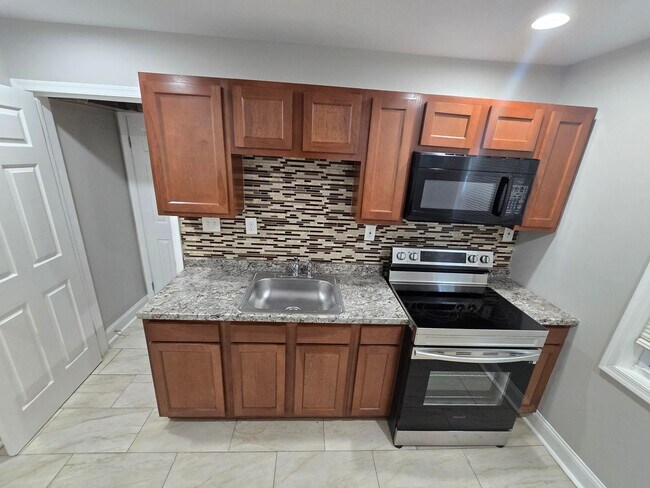 Foto del edificio - Beautiful 2BR 1BT town home located in Dundalk.