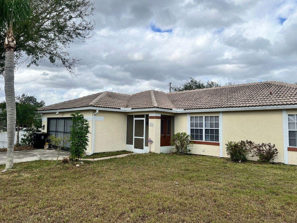 COZY 3 BEDROOM, 2 BATH HOME WITH TILE & LAMINATE THROUGHOUT, PRIVATE SCREENED PATIO - COZY 3 BEDROOM, 2 BATH HOME WITH TILE & LAMINATE THROUGHOUT, PRIVATE SCREENED PATIO