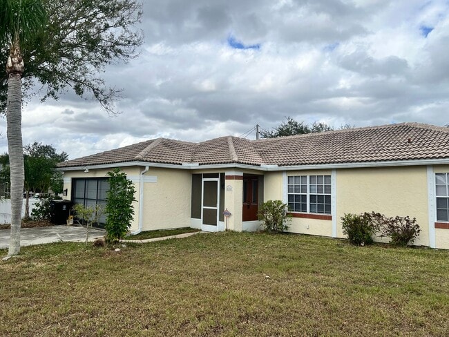 COZY 3 BEDROOM, 2 BATH HOME WITH TILE & LAMINATE THROUGHOUT, PRIVATE SCREENED PATIO - COZY 3 BEDROOM, 2 BATH HOME WITH TILE & LAMINATE THROUGHOUT, PRIVATE SCREENED PATIO