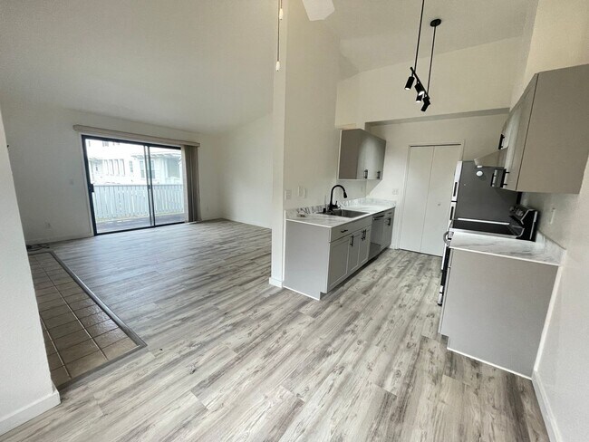 Foto del edificio - ONE MONTH'S RENT FREE!! SPACIOUS 2BD/2BA APARTMENT IN RICHMOND, CA!!!