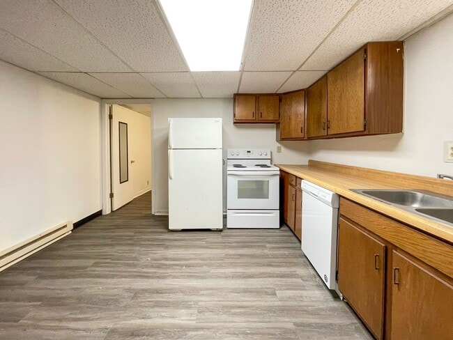Building Photo - Preleasing for August 2026! 3 Bedroom Apartment with New Flooring! Close to Campus!