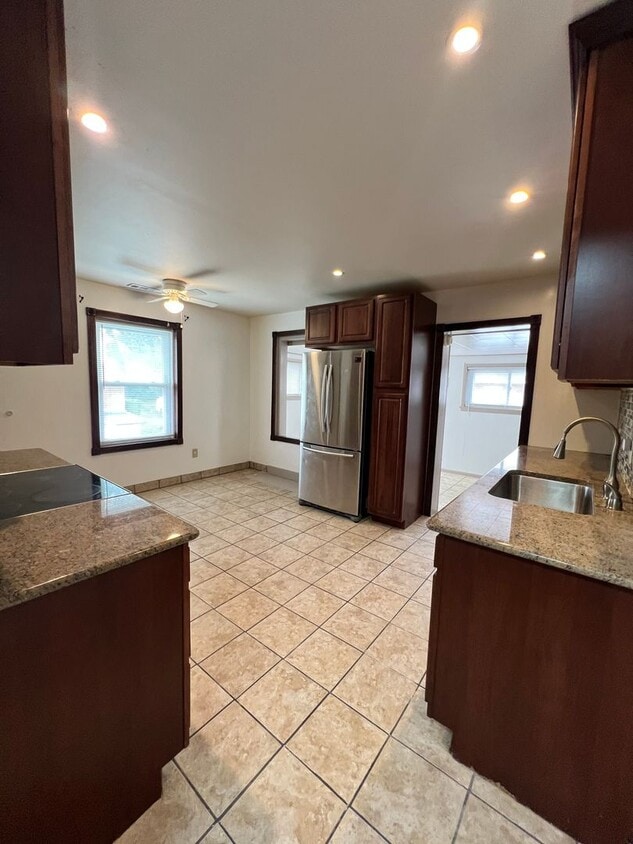 Primary Photo - 3 Bedroom Apartment Available w/ 2 car garage