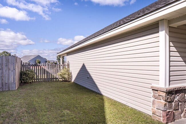 Foto del edificio - Three Bedroom on the Pond in Hearthstone Lakes Community