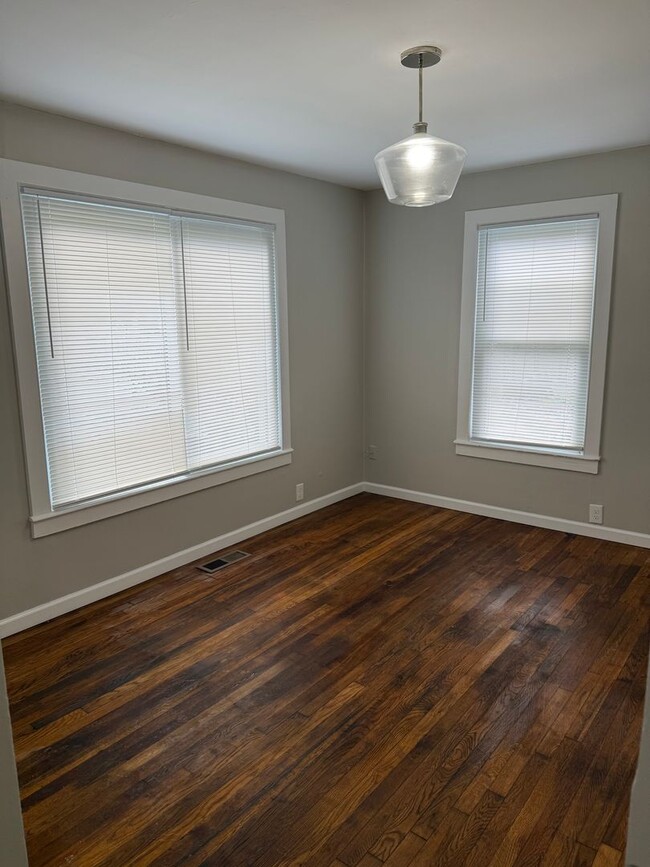 Building Photo - Charming 2 bedroom, 1 bathroom home locate...