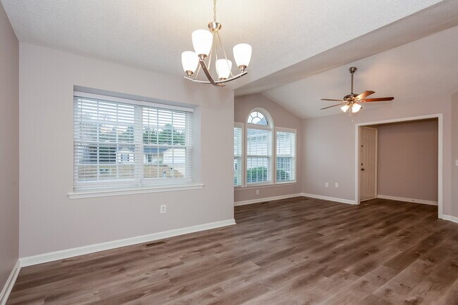 Foto del edificio - 818 Highlander Ct