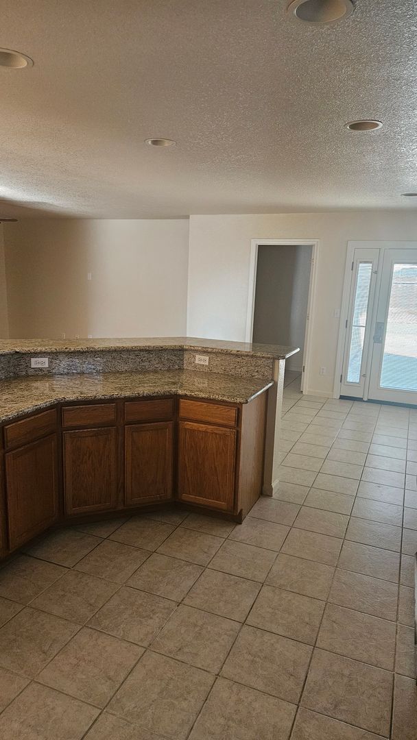 Foto del edificio - 4 Bedroom 2 bath Large home available Now!