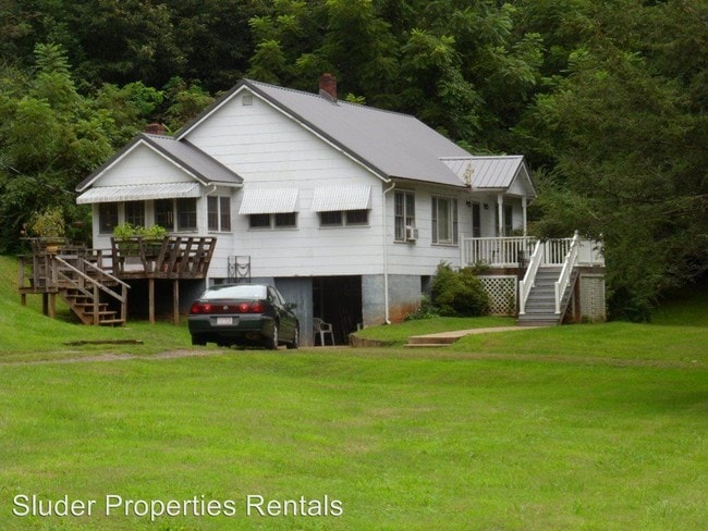 Building Photo - 3 br, 1 bath House - 2295 Skyland Dr