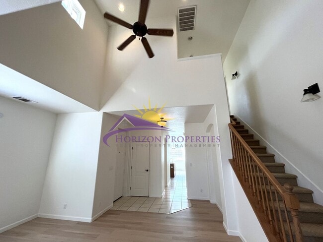 Building Photo - Bright 3 Bed 2.5 Bath 1,840 Sq. Ft. Fair Oaks Home