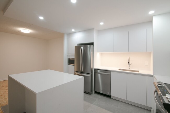 Building Photo - 4800 Maisonneuve Blvd W