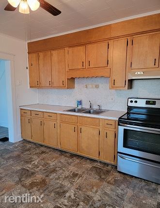 Building Photo - 2 br, 1 bath Townhome - 140 W King St