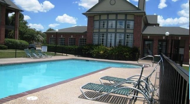 Pool - Burnett Place Apartments