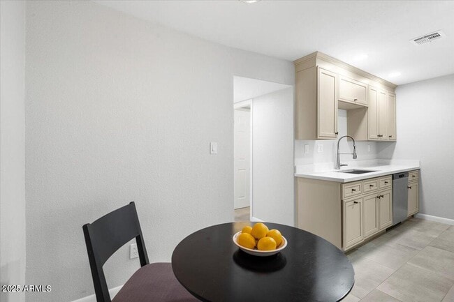 Foto del edificio - 7430 E Chaparral Rd