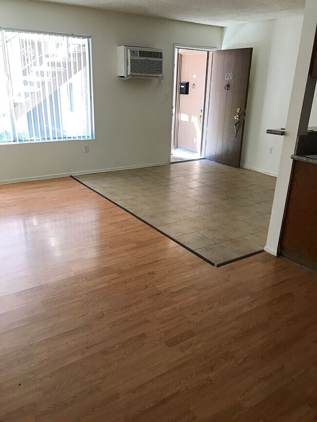 Foto del edificio - 5461 Kester Ave