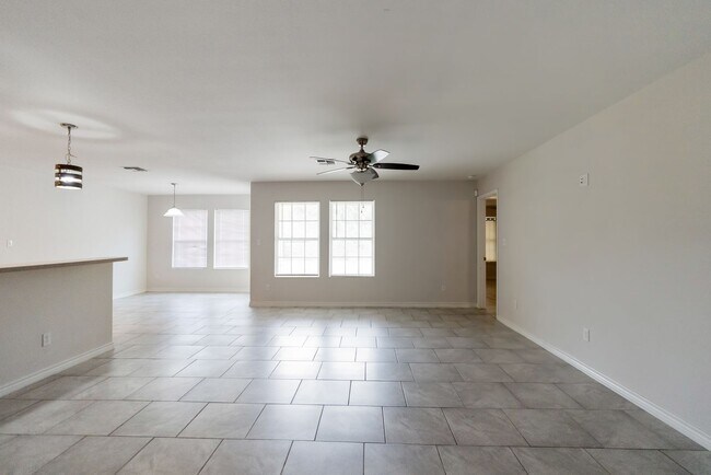 Foto del edificio - Stunning 3-Bedroom, 2-Bath Home on Corner ...