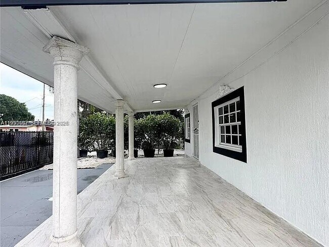 Foto del edificio - 248 SW 18th Ct