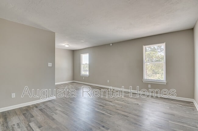 Building Photo - 150 Conifer Dr