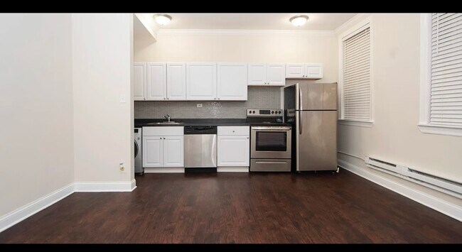 Building Photo - 3345 N Marshfield Ave