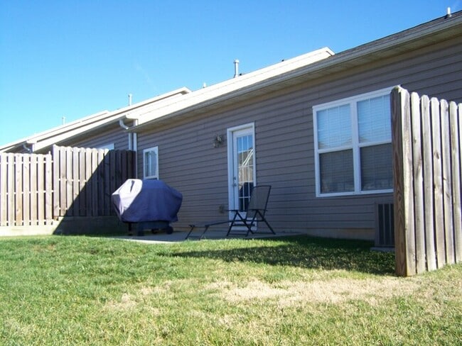 Photo - 3 bed, 2 bath, 2 car garage, ranch style townhouse in N. Knoxville