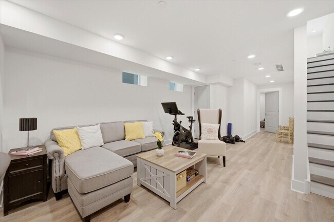 Foto del edificio - Detached Luxury 4BR/3B Retreat with Skyline Rooftop Deck, Wet Bars, Driveway & Massive Yard