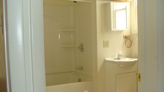 Building Photo - Large 5 Bedroom Home In West End Of York