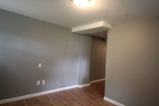 Building Photo - 1 Bedroom 1 Bathroom in St. Elmo! Laundry ...