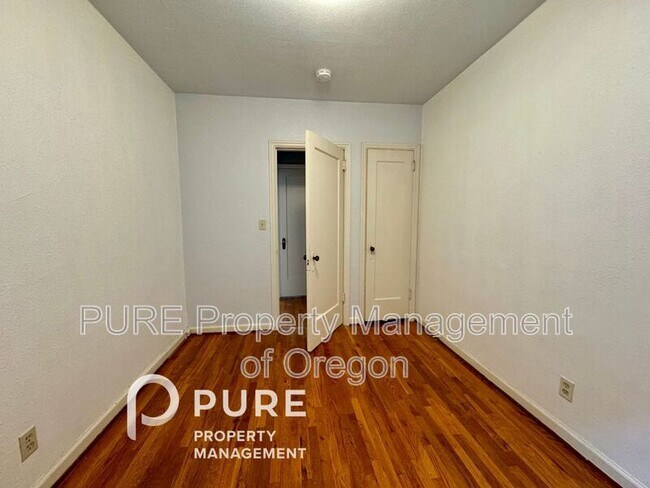 Building Photo - 715 NE 20th Ave