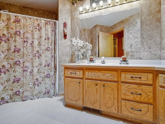 Building Photo - Section 8 Approved, 6 bedroom, 3 Bath Sing...